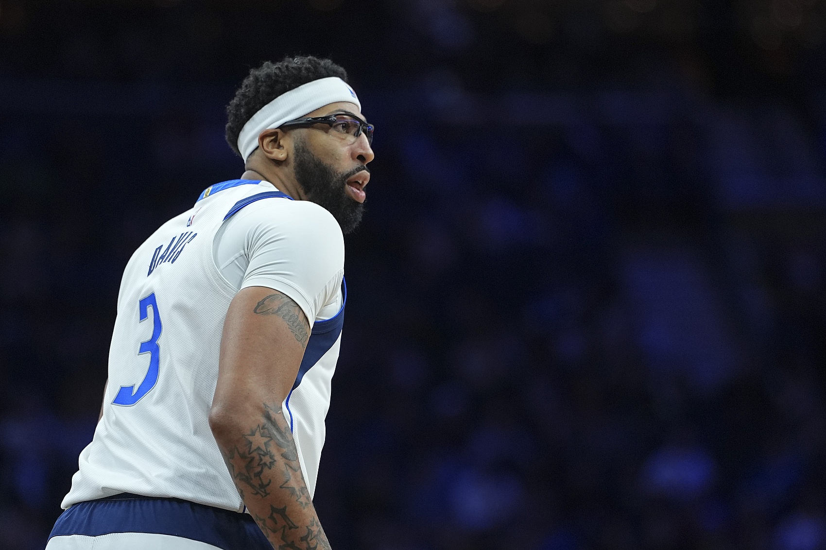 B体育登录-夏天可签四年2.75亿！美记：浓眉的目标是一份顶薪续约合同！