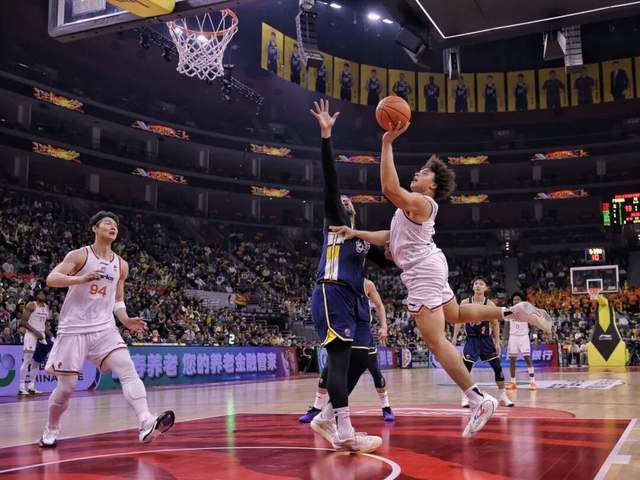 B体育官网-CBA第15轮，上海男篮113比73战胜广东队