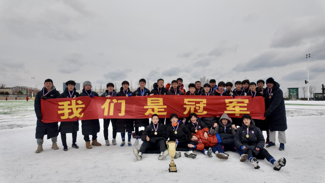 B体育官方-全胜夺冠！青岛二中足球队十一连胜捧起队史首座 “市长杯”