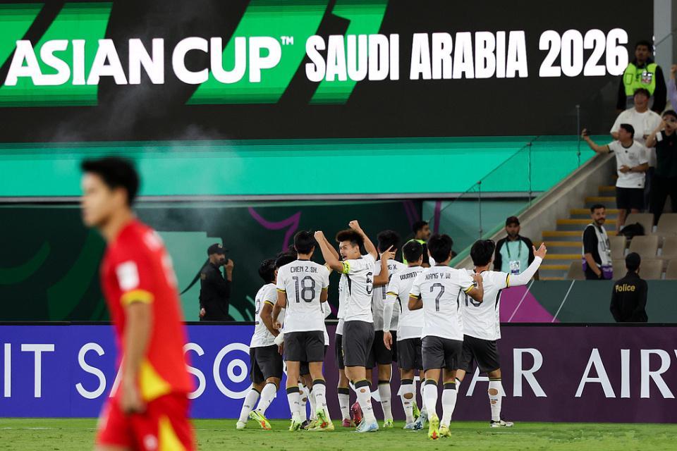 B体育官网-越南红牌动作太脏，球迷呼吁国足上诉！本场MVP出炉，并非李昊