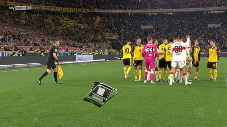 B体育官网-认为遭到挑衅！图片报：布兰特进球后斯图加特球迷往场内扔折叠椅